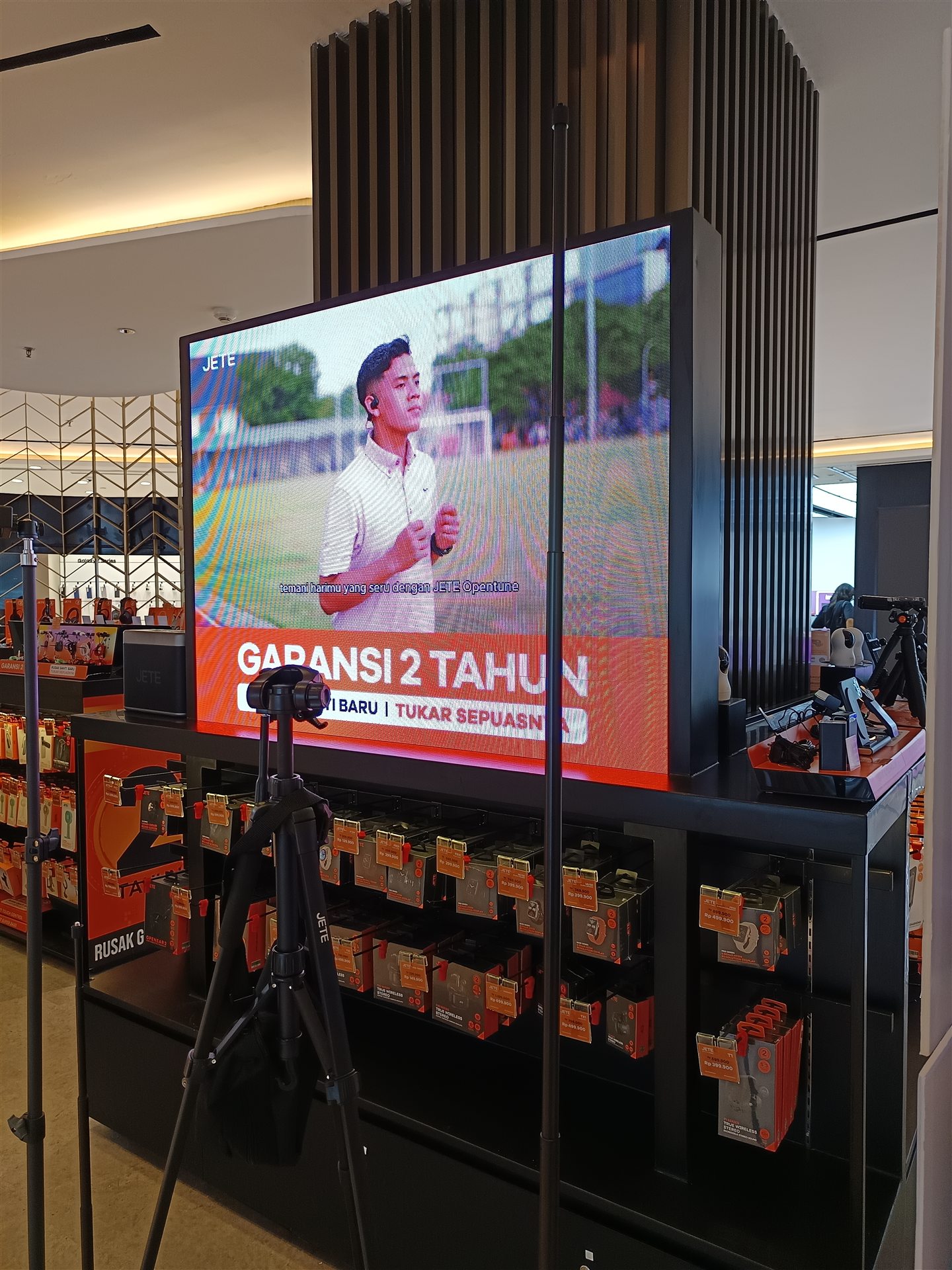 Instalasi JETE Experience Store